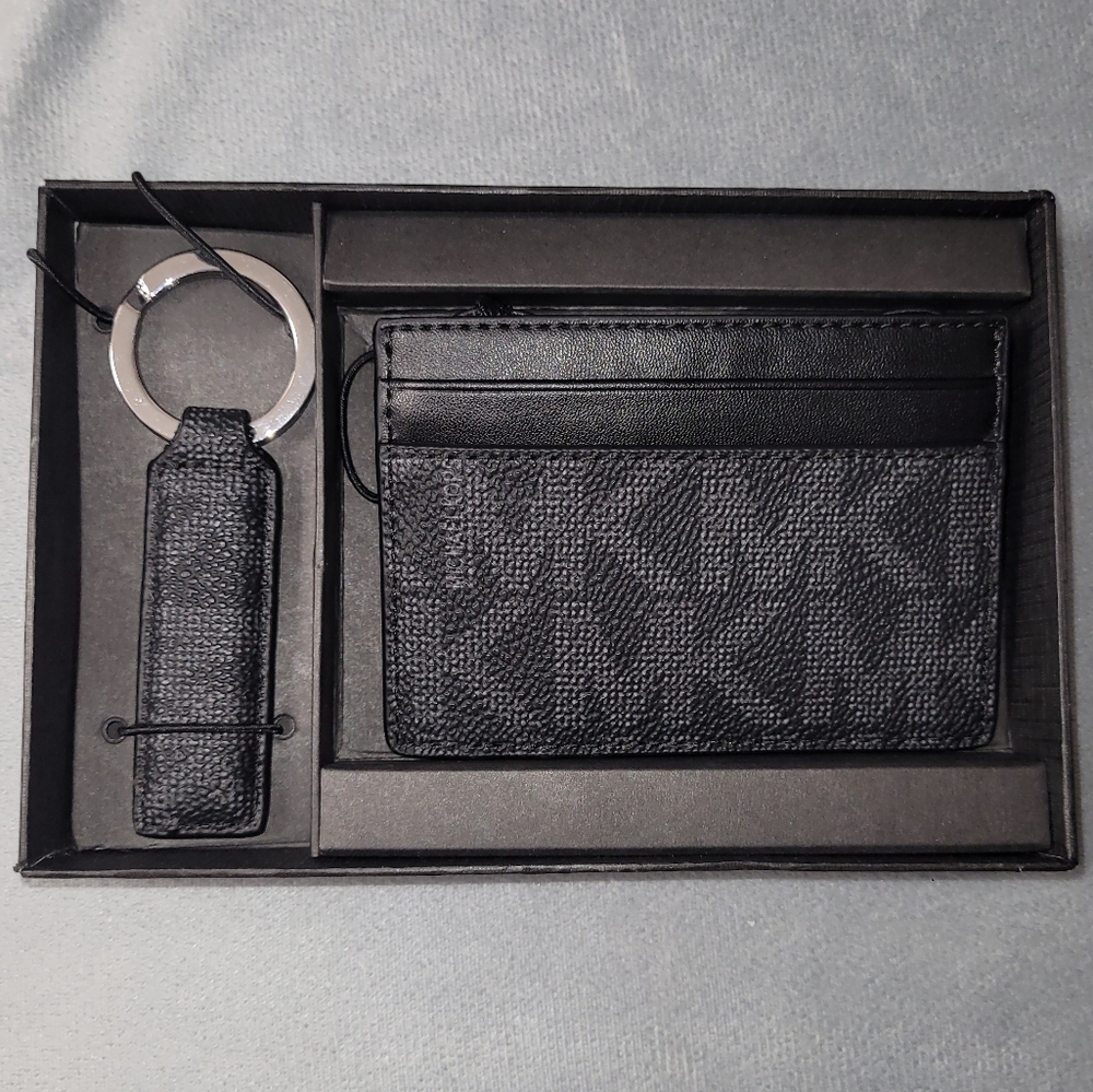 Michael Kors Wallet & Keychain Set